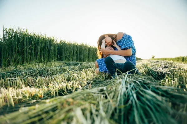 Stilvolle Mutter Und Schöner Sohn Die Spaß Der Natur Haben — Stockfoto