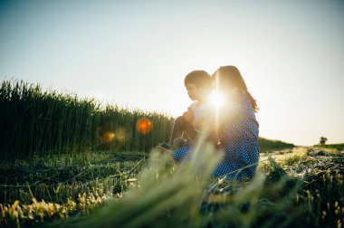 Huysuz anne ve yakışıklı oğul doğada eğleniyor. Mutlu aile kavramı. Aile hayatı olan güzel doğa manzarası. Mutlu bir aile birlikte dinleniyor. Aile yaşamında mutluluk. Anneler Günü.