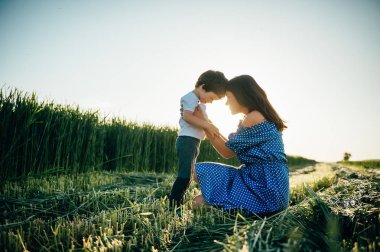 Huysuz anne ve yakışıklı oğul doğada eğleniyor. Mutlu aile kavramı. Aile hayatı olan güzel doğa manzarası. Mutlu bir aile birlikte dinleniyor. Aile yaşamında mutluluk. Anneler Günü.