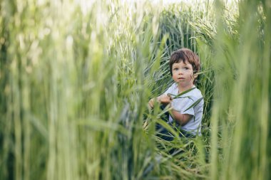 Huysuz anne ve yakışıklı oğul doğada eğleniyor. Mutlu aile kavramı. Aile hayatı olan güzel doğa manzarası. Mutlu bir aile birlikte dinleniyor. Aile yaşamında mutluluk. Anneler Günü.