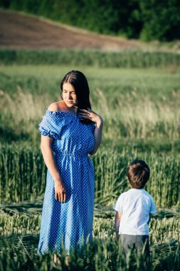 Huysuz anne ve yakışıklı oğul doğada eğleniyor. Mutlu aile kavramı. Aile hayatı olan güzel doğa manzarası. Mutlu bir aile birlikte dinleniyor. Aile yaşamında mutluluk. Anneler Günü.