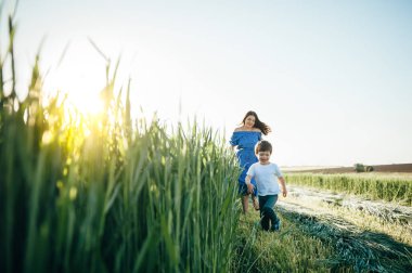 Huysuz anne ve yakışıklı oğul doğada eğleniyor. Mutlu aile kavramı. Aile hayatı olan güzel doğa manzarası. Mutlu bir aile birlikte dinleniyor. Aile yaşamında mutluluk. Anneler Günü.