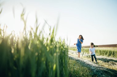 Huysuz anne ve yakışıklı oğul doğada eğleniyor. Mutlu aile kavramı. Aile hayatı olan güzel doğa manzarası. Mutlu bir aile birlikte dinleniyor. Aile yaşamında mutluluk. Anneler Günü.
