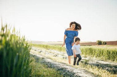 Huysuz anne ve yakışıklı oğul doğada eğleniyor. Mutlu aile kavramı. Aile hayatı olan güzel doğa manzarası. Mutlu bir aile birlikte dinleniyor. Aile yaşamında mutluluk. Anneler Günü.