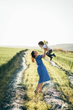 Huysuz anne ve yakışıklı oğul doğada eğleniyor. Mutlu aile kavramı. Aile hayatı olan güzel doğa manzarası. Mutlu bir aile birlikte dinleniyor. Aile yaşamında mutluluk. Anneler Günü.