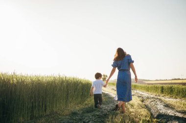 Huysuz anne ve yakışıklı oğul doğada eğleniyor. Mutlu aile kavramı. Aile hayatı olan güzel doğa manzarası. Mutlu bir aile birlikte dinleniyor. Aile yaşamında mutluluk. Anneler Günü.