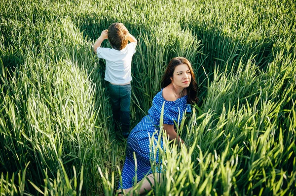 Mère Stimulante Beau Fils Amusent Sur Nature Joyeux Concept Famille — Photo