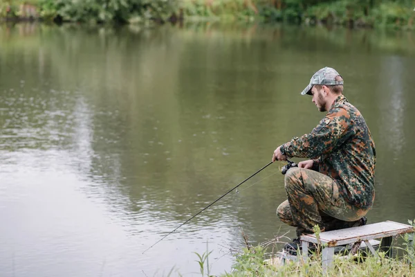 Kalastaja Kesätaustalla Kalastaja Kädessään Pyörii Kalastus Pyörivä Kela Kala Breg — kuvapankkivalokuva