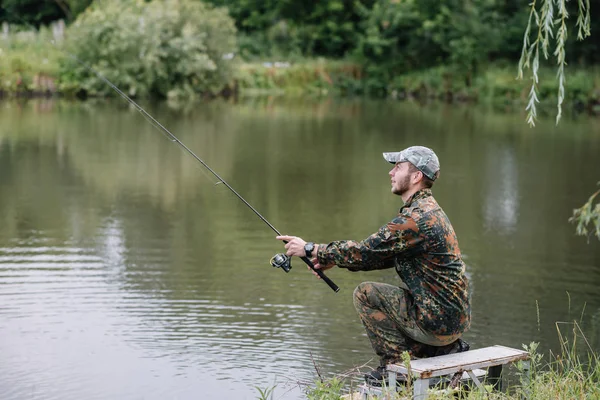 Vissen Rivier Een Visser Met Een Hengel Oever Van Rivier — Stockfoto