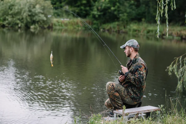 Nehirde Balık Avlıyorum Nehir Kıyısında Elinde Olta Olan Bir Balıkçı — Stok fotoğraf