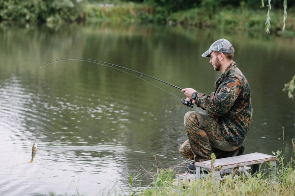 Pesca Río Pescador Con Una Caña Pescar Orilla Del Río — Foto de Stock