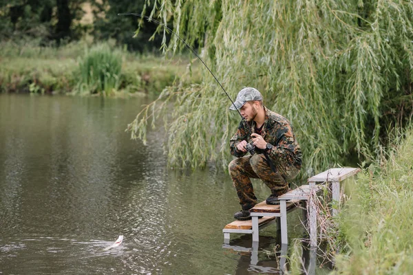 Rybaření Řekě Rybář Prutem Břehu Řeky Muž Rybář Chytí Rybí — Stock fotografie