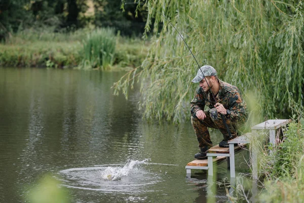 Fiske Älven Fiskare Med Fiskespö Älvstranden Människofiskare Fångar Fiskgädda Fiske — Stockfoto