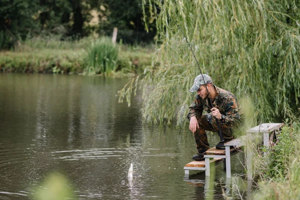 Pesca Río Pescador Con Una Caña Pescar Orilla Del Río — Foto de Stock