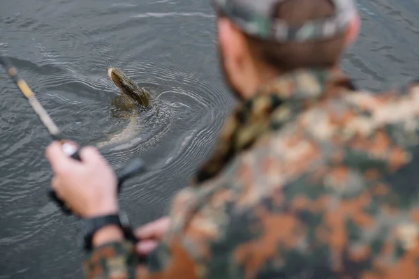 Pesca Río Pescador Con Una Caña Pescar Orilla Del Río —  Fotos de Stock