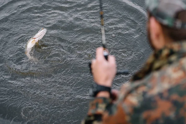 Pesca Río Pescador Con Una Caña Pescar Orilla Del Río —  Fotos de Stock