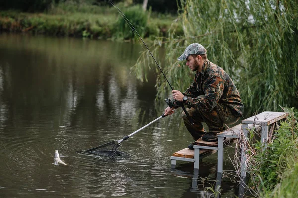 Pesca Río Pescador Con Una Caña Pescar Orilla Del Río — Foto de Stock