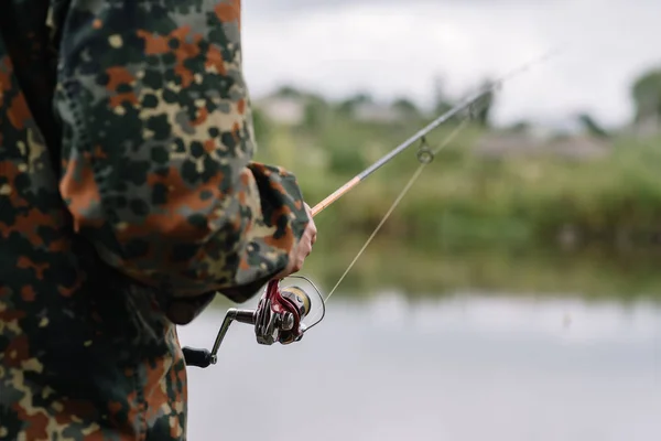 Fiske Älven Fiskare Med Fiskespö Älvstranden Människofiskare Fångar Fiskgädda Fiske — Stockfoto