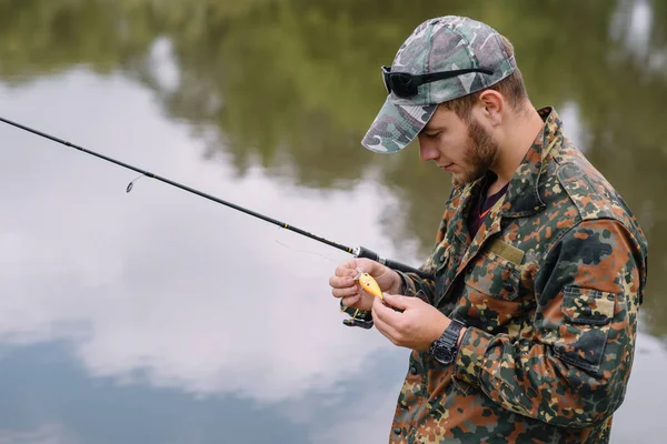 Pesca River Pescatore Con Una Canna Pesca Sulla Riva Del — Foto Stock