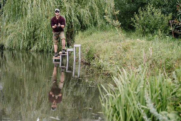 Kalastaja Kesätaustalla Kalastaja Kädessään Pyörii Kalastus Pyörivä Kela Kala Breg — kuvapankkivalokuva