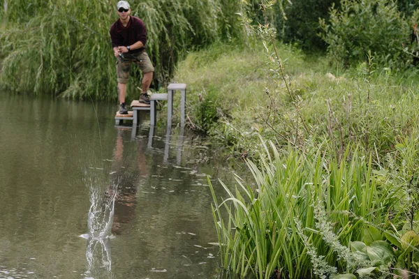 Vissers Achtergrond Van Zomer Visser Zijn Hand Met Spinnen Vissen — Stockfoto