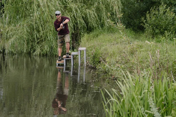 Vissen Rivier Een Visser Met Een Hengel Oever Van Rivier — Stockfoto