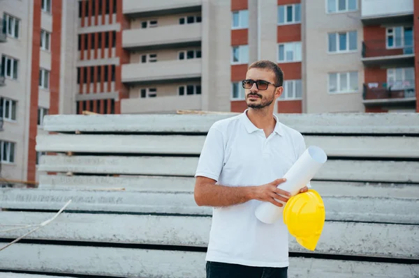 Retrato Arquiteto Construtor Estudando Plano Layout Das Salas Engenheiro Civil — Fotografia de Stock