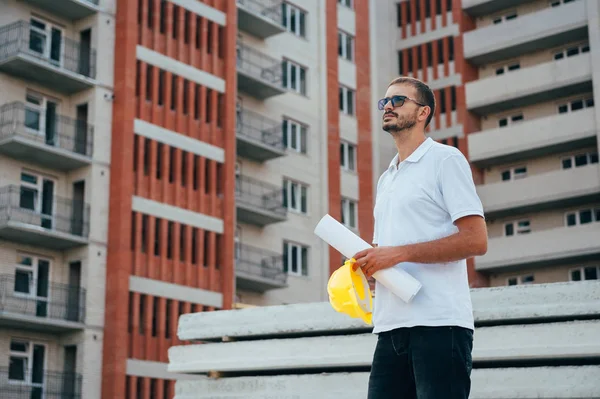 Retrato Arquiteto Construtor Estudando Plano Layout Das Salas Engenheiro Civil — Fotografia de Stock