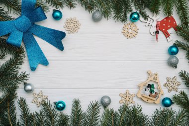 Dekorasyon ve pırıltılar ahşap arka plan üzerinde ile Noel köknar ağacı. Noel arka plan beyaz ahşap masa