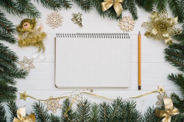 Dekorasyon ve pırıltılar ahşap arka plan üzerinde ile Noel köknar ağacı. Noel arka plan beyaz ahşap masa