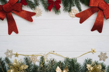 Dekorasyon ve pırıltılar ahşap arka plan üzerinde ile Noel köknar ağacı. Noel arka plan beyaz ahşap masa