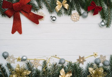 Dekorasyon ve pırıltılar ahşap arka plan üzerinde ile Noel köknar ağacı. Noel arka plan beyaz ahşap masa