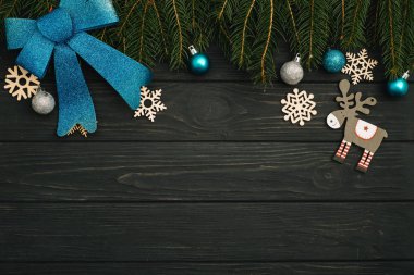 Noel ve yeni yıl koyu ahşap arka plan, kara tahta çerçeveli sezon süsleme, bir metin için yer ile Xmas yukarıdan görüntülemek