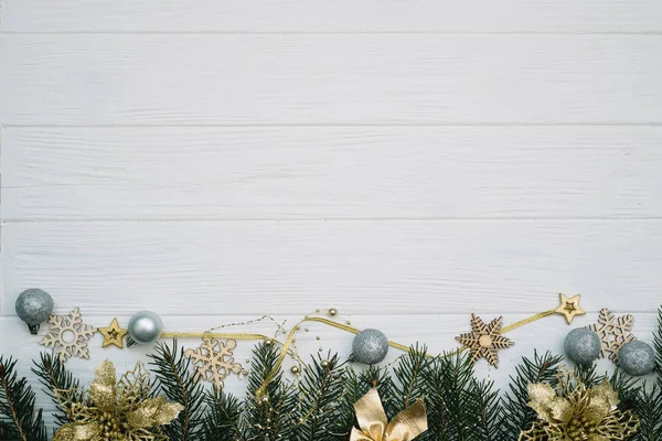 Tannenbaum Mit Dekoration Und Glitzern Auf Holzgrund Weihnachten Hintergrund Auf — Stockfoto