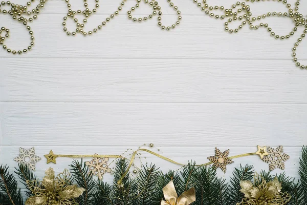 Choinki Jodła Dekoracji Błyszczy Tle Drewnianych Boże Narodzenie Tła Biały — Zdjęcie stockowe