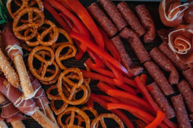 Atıştırmalık kraker, kraker, cips, fındık ve cips karışımı. Bira ve atıştırmalıklar taş masada. Fındık, cips, kraker. Kopyalama alanı olan üst görünüm