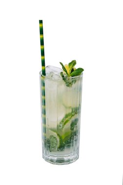 Beyaz bir mojito kokteyli izolasyonu