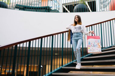 perakende, jest ve satış konsepti - alışveriş merkezinde birçok alışveriş çantaları ile gülümseyen genç kız. alışveriş konsepti