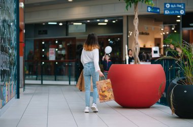 Alışveriş zamanı, alışveriş merkezinde alışveriş poşetleri olan genç kız. Alışveriş konsepti