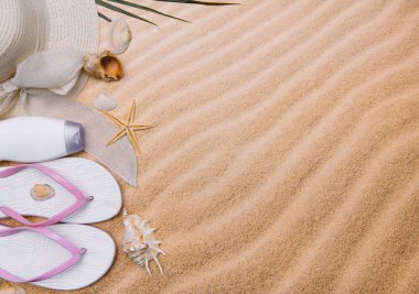 Kumlu plaja havlu çerçeve ve yaz aksesuarları ile en iyi görünümü. Arka plan kopya alanı ve görünür kum doku ile. Sol Kenarlık havlu ile yapılan