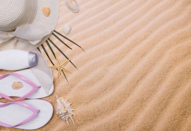 Kumlu plaja havlu çerçeve ve yaz aksesuarları ile en iyi görünümü. Arka plan kopya alanı ve görünür kum doku ile. Sol Kenarlık havlu ile yapılan