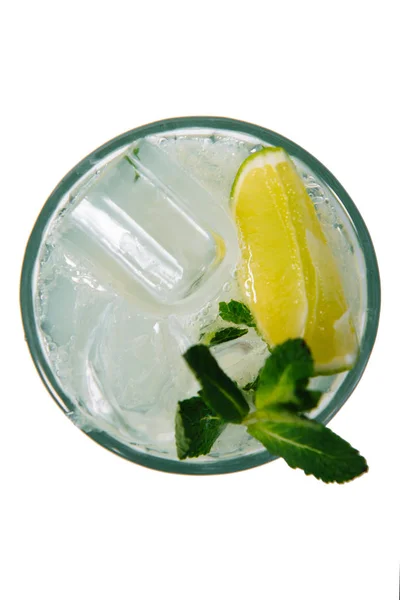 Caipirinha, cocktail Mojito, vodka o bibita gassata con lime, menta e paglia isolati su sfondo bianco vista dall'alto compreso percorso di ritaglio . — Foto Stock