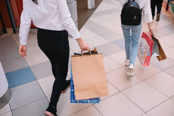 Winkeltijd Close Van Tienermeisjes Benen Met Boodschappentassen Het Winkelcentrum — Stockfoto