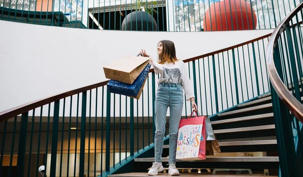 Lakossági, gesztus és értékesítési koncepció-mosolygó tizenéves lány, sok bevásárló táska a plázában. vásárlási koncepció — Stock Fotó