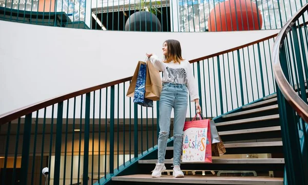 Compras, felicidade e conceito de pessoas - sorrindo menina adolescente elegante com sacos de compras. conceito de compras — Fotografia de Stock