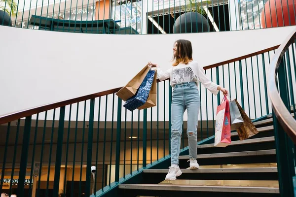 Compras, la felicidad y el concepto de la gente sonriendo chica adolescente con estilo con bolsas de compras. concepto de compra —  Fotos de Stock