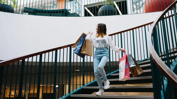 小売、ジェスチャー、販売の概念 - モールで多くのショッピングバッグを持つ笑顔の十代の女の子。ショッピングコンセプト — ストック写真