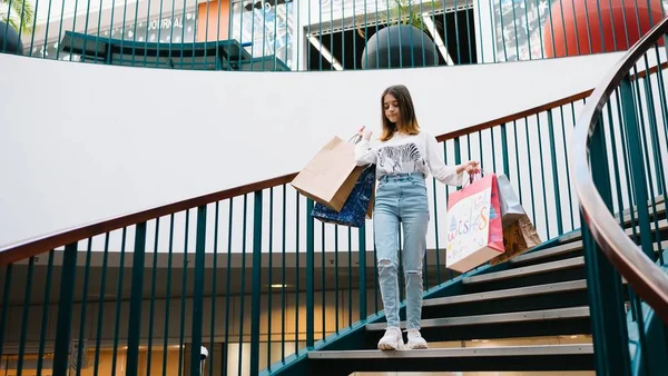 Compras, la felicidad y el concepto de la gente sonriendo chica adolescente con estilo con bolsas de compras. concepto de compra —  Fotos de Stock