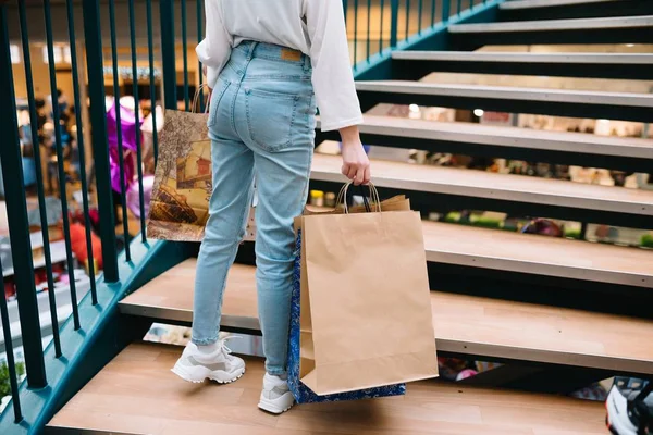 Vásárlási idő, közelkép a tizenéves lány lábak bevásárló táskák bevásárlóközpontban — Stock Fotó