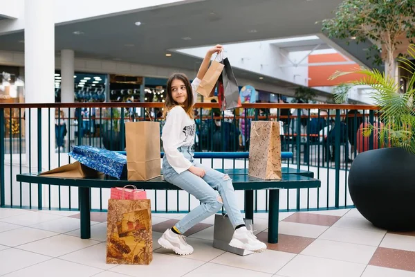 零售，手势和销售的概念 - 微笑的少女与许多购物袋在商场。购物概念 — 图库照片
